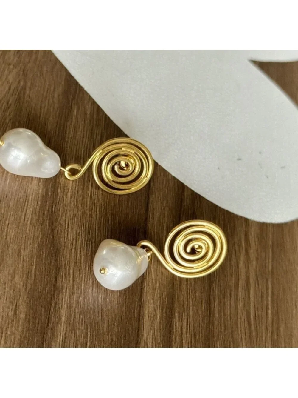 Gold and White Pearl Drop Earrings Q619